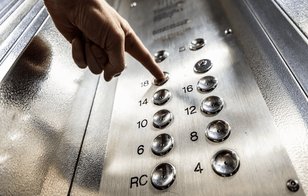 Kako se ponašaju horoskopski znaci zaglavljeni u liftu